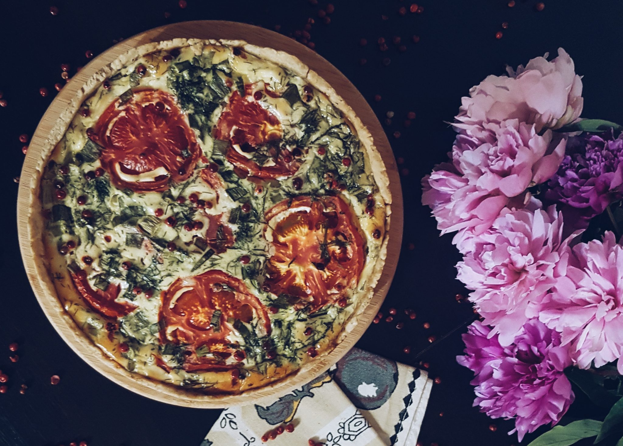 Quiche cu telemea, rosii si ceapa verde
