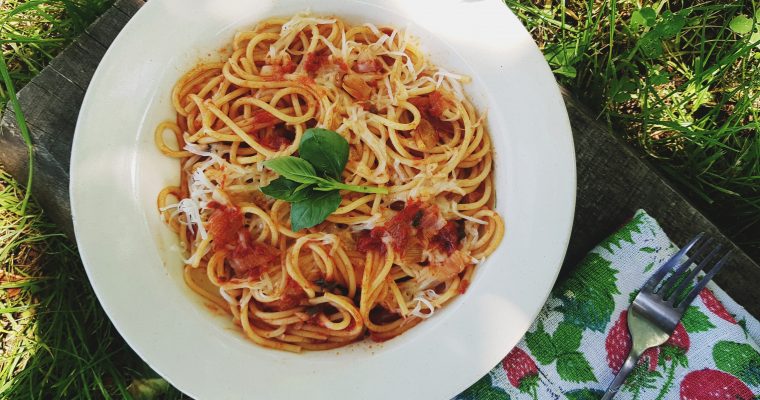 Spaghete cu sos de rosii, usturoi si ceapa verde cu busuioc proaspat