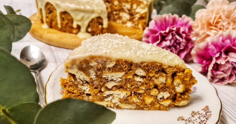 Tort de biscuiti cu caramel si nuci coapte