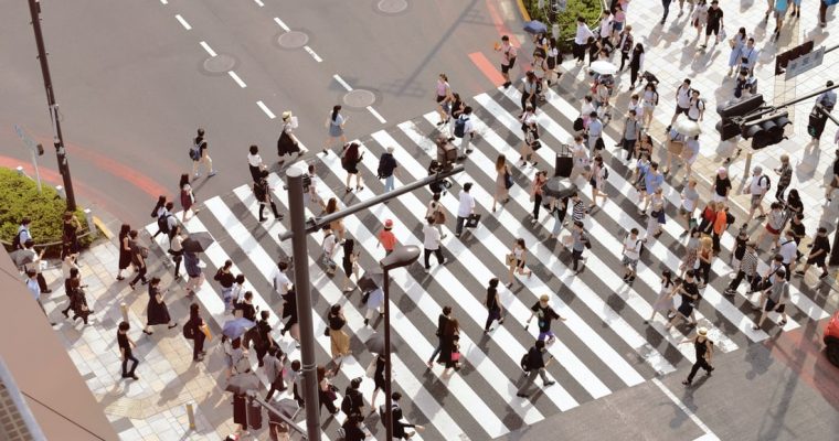 Lume multa, oameni putini