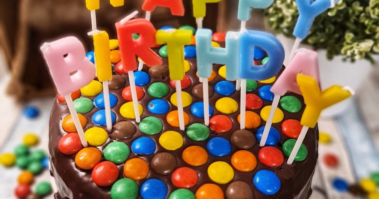 Prajitura ciocolatoasa cu bomboane M&M