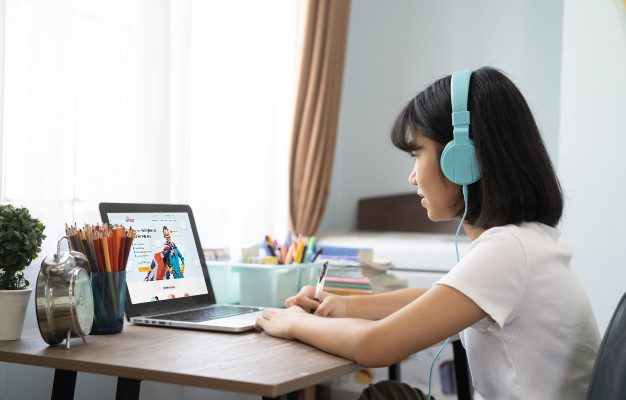 Novakid ne invită la un webinar distractiv de Halloween