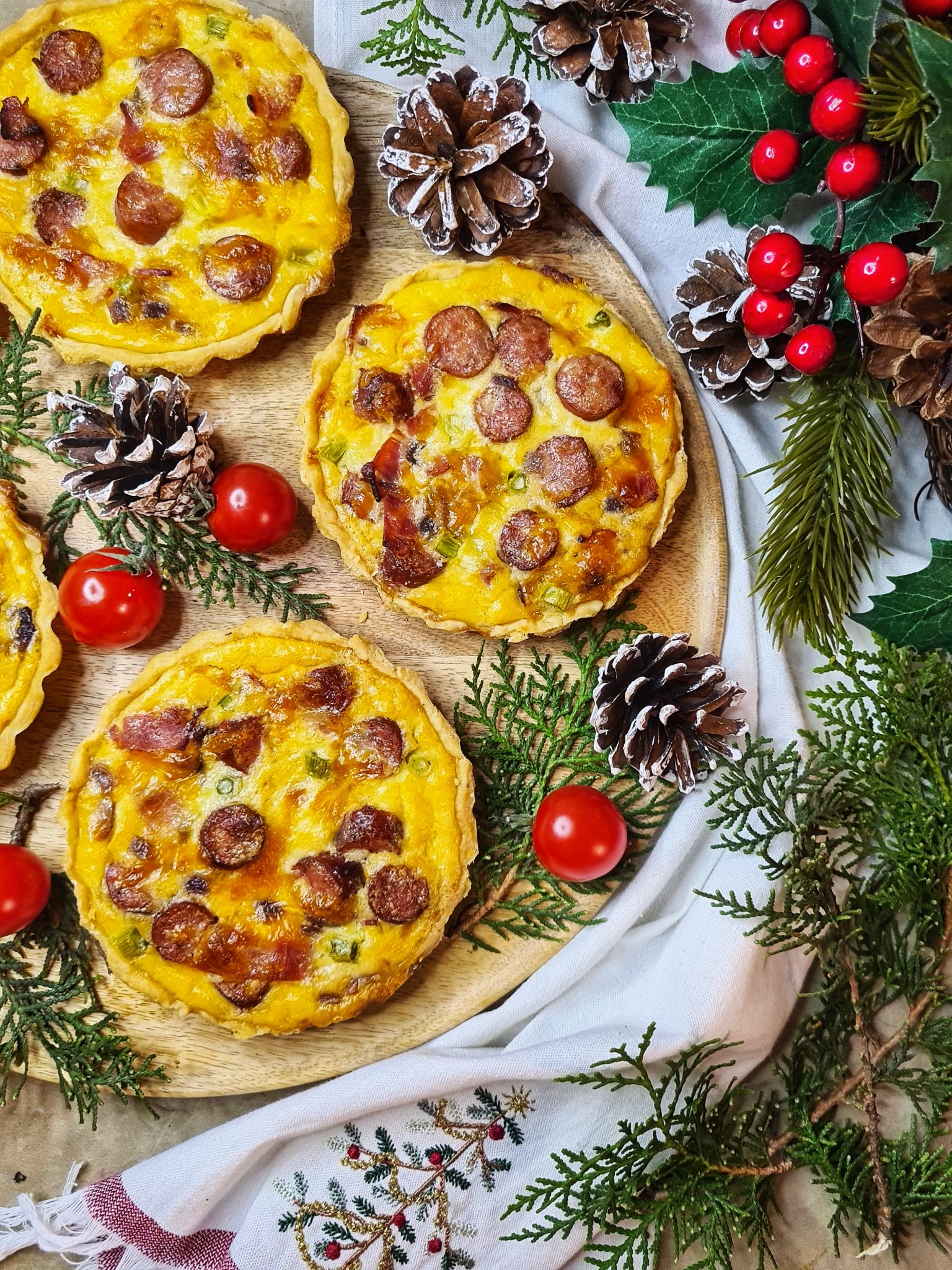 Mini tarte cu bacon, carnati oltenesti si cheddar