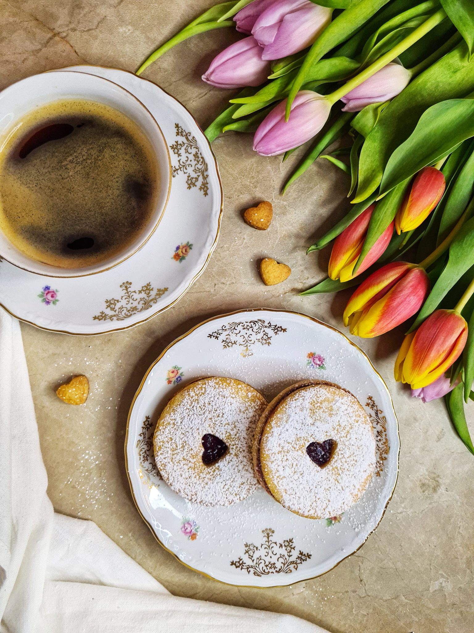 Biscuiti Linzer cu gem de macese