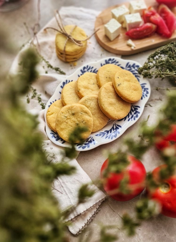 Biscuiti fragezi cu cimbru si parmezan