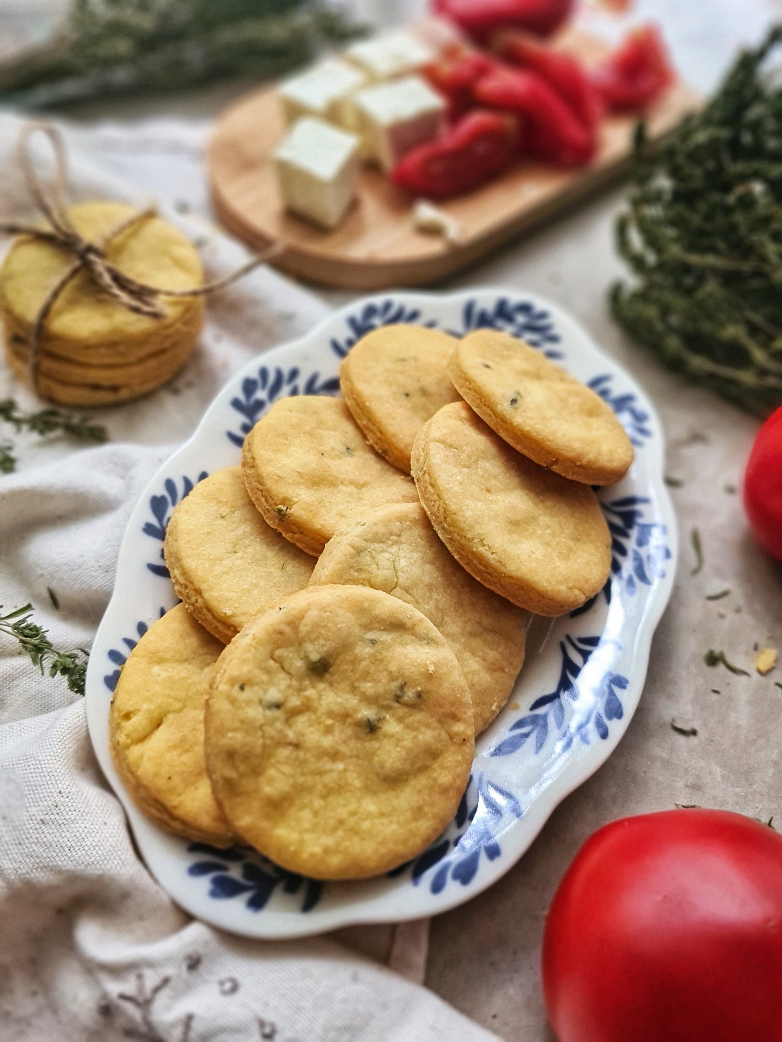 Biscuiti fragezi cu cimbru si parmezan