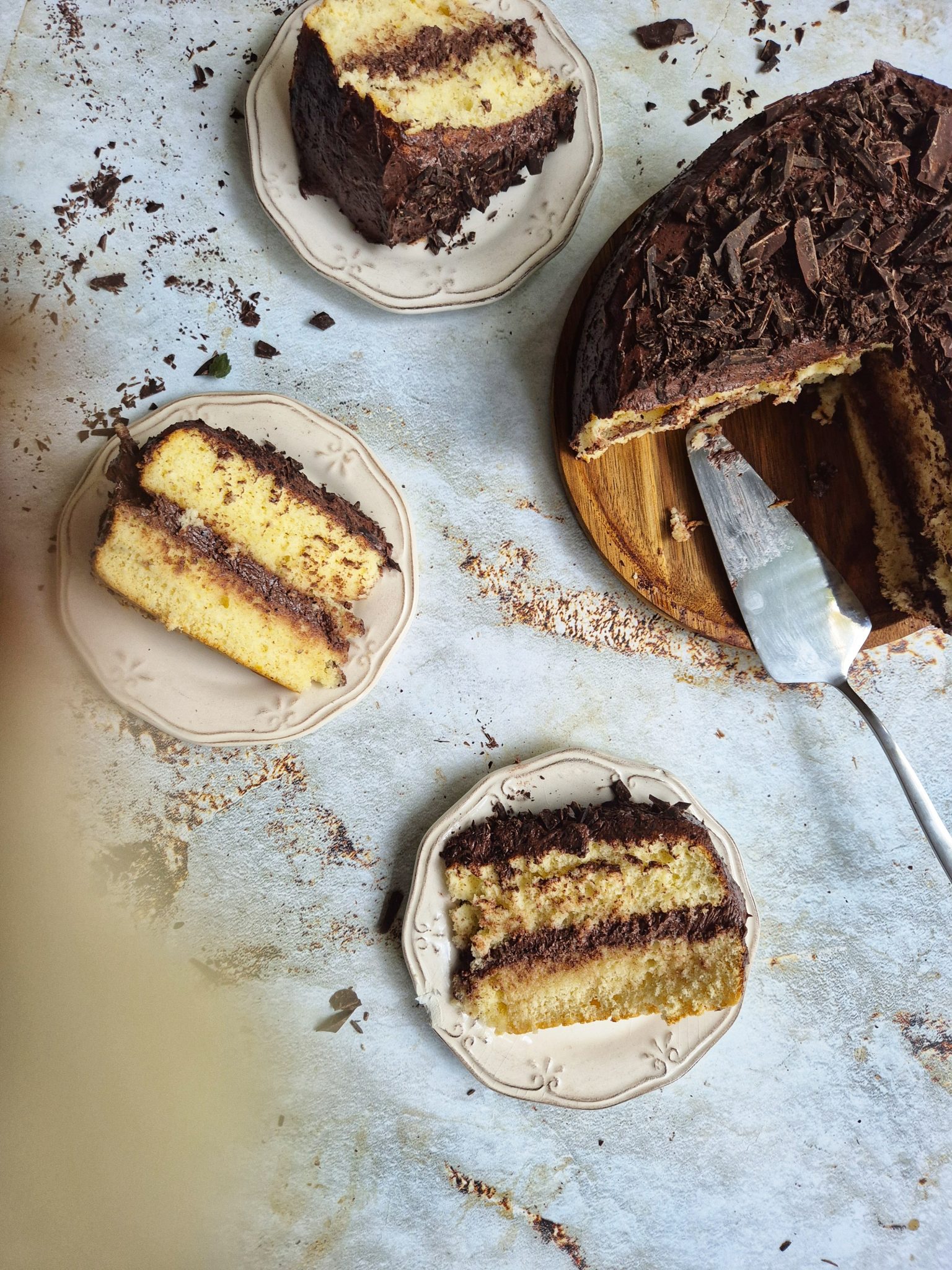 Tort clasic cu crema de cacao  si un sarbatorit special