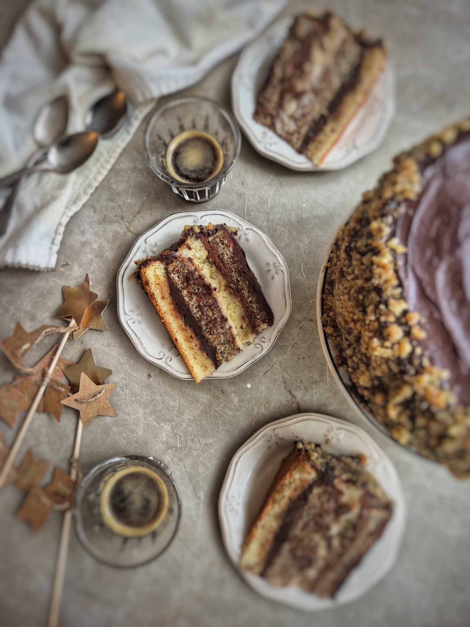 Tort cu ciocolata, vanilie, blat de vanilie si nuca