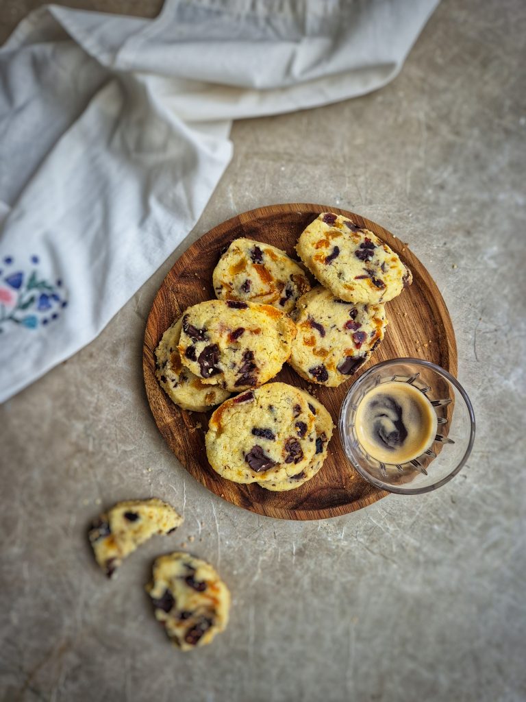 Biscuiti shortbread cu fructe si ciocolata