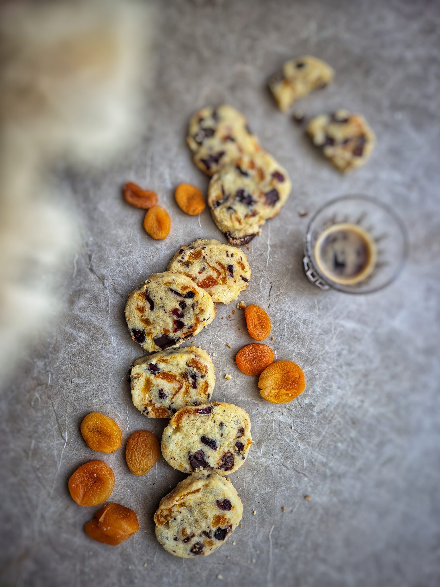 Biscuiti shortbread cu fructe si ciocolata