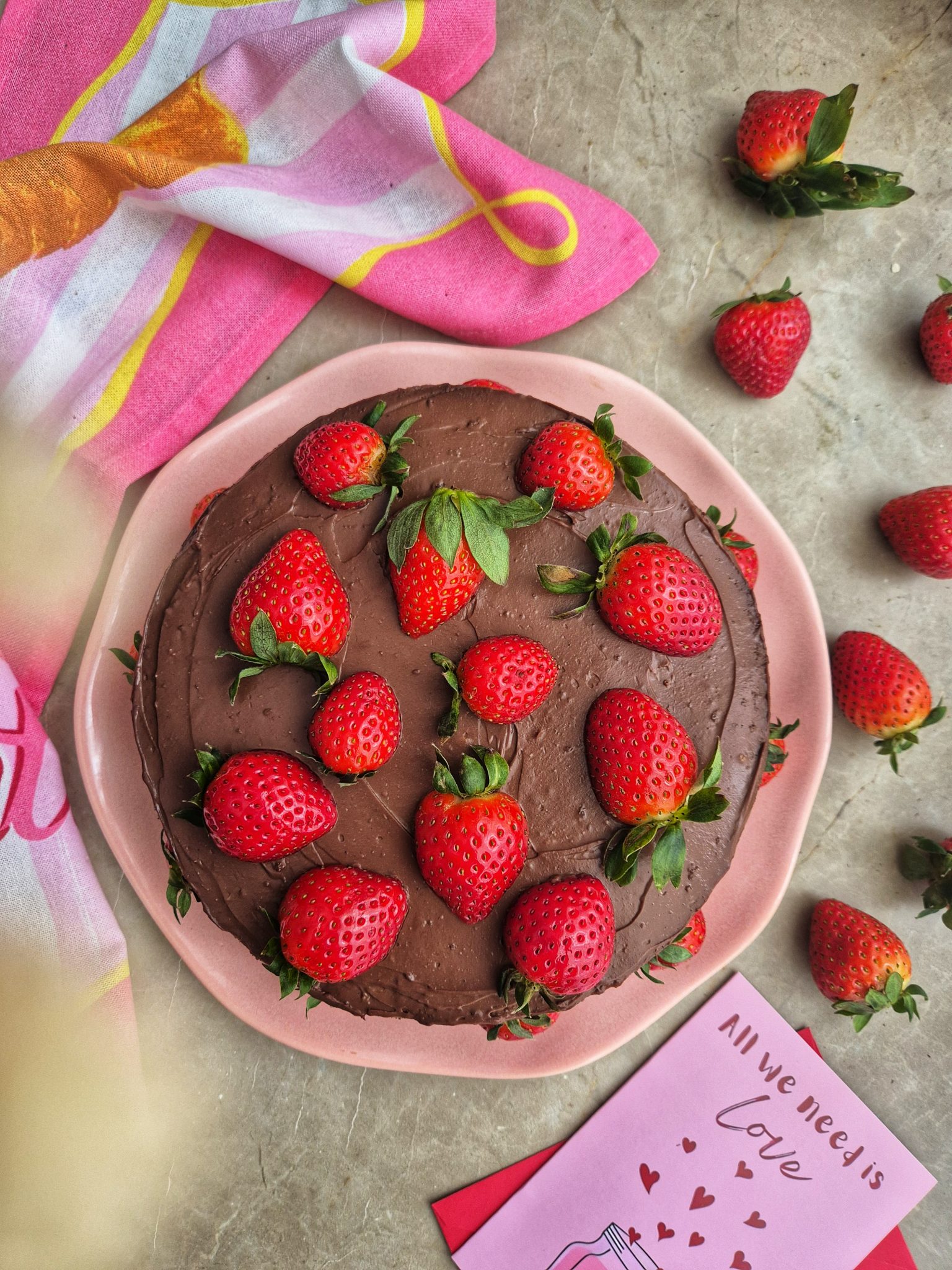 Tort cu ciocolata si capsuni