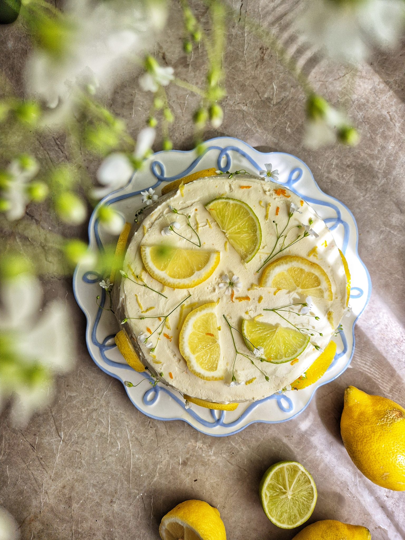 Tort cu vanilie, lemon curd si crema de branza
