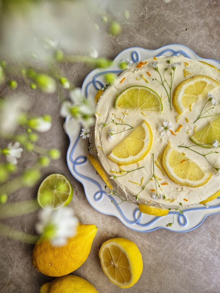 Tort cu crema de vanilie lemon curd si crema de vanilie